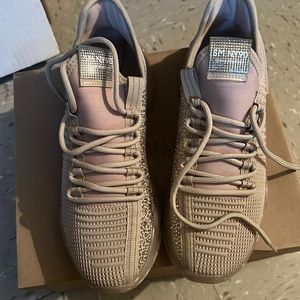 USED!!!!!!! Woman’s Steve Madden Maxima Blush